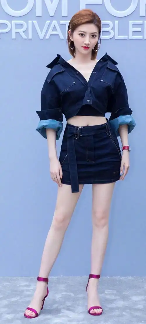 壁纸身材丰腴长相甜美可爱景甜