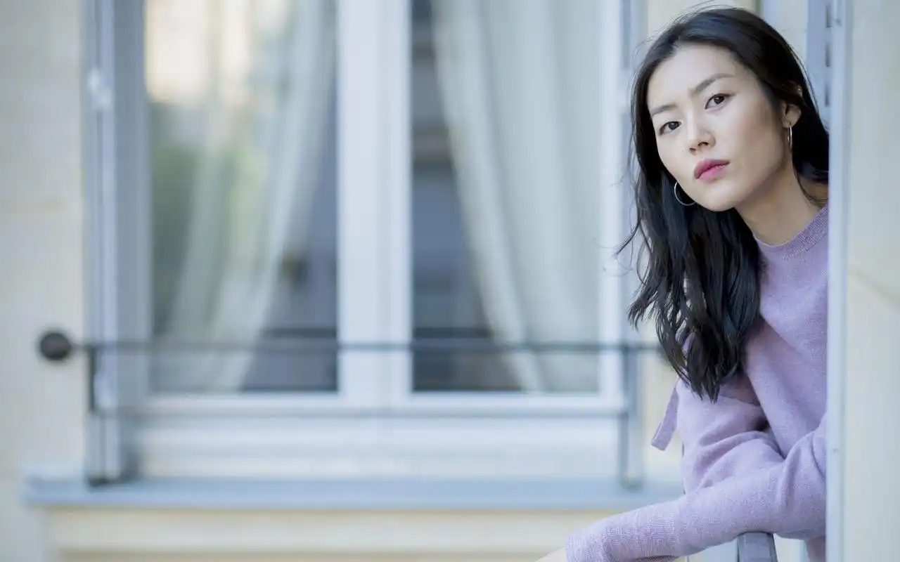 刘雯清新风格高清图片桌面壁纸