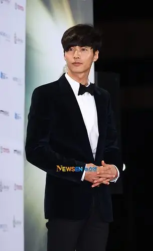 大钟奖红毯:金荷娜裸色长裙如女神 元彬引尖叫