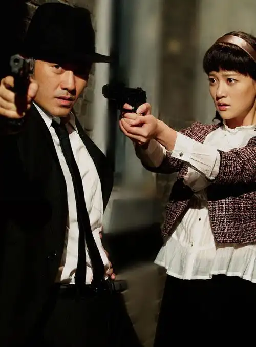 《剑谍》剧照继谍战剧《潜伏》在四大卫视台热播后,4月25日,又一部