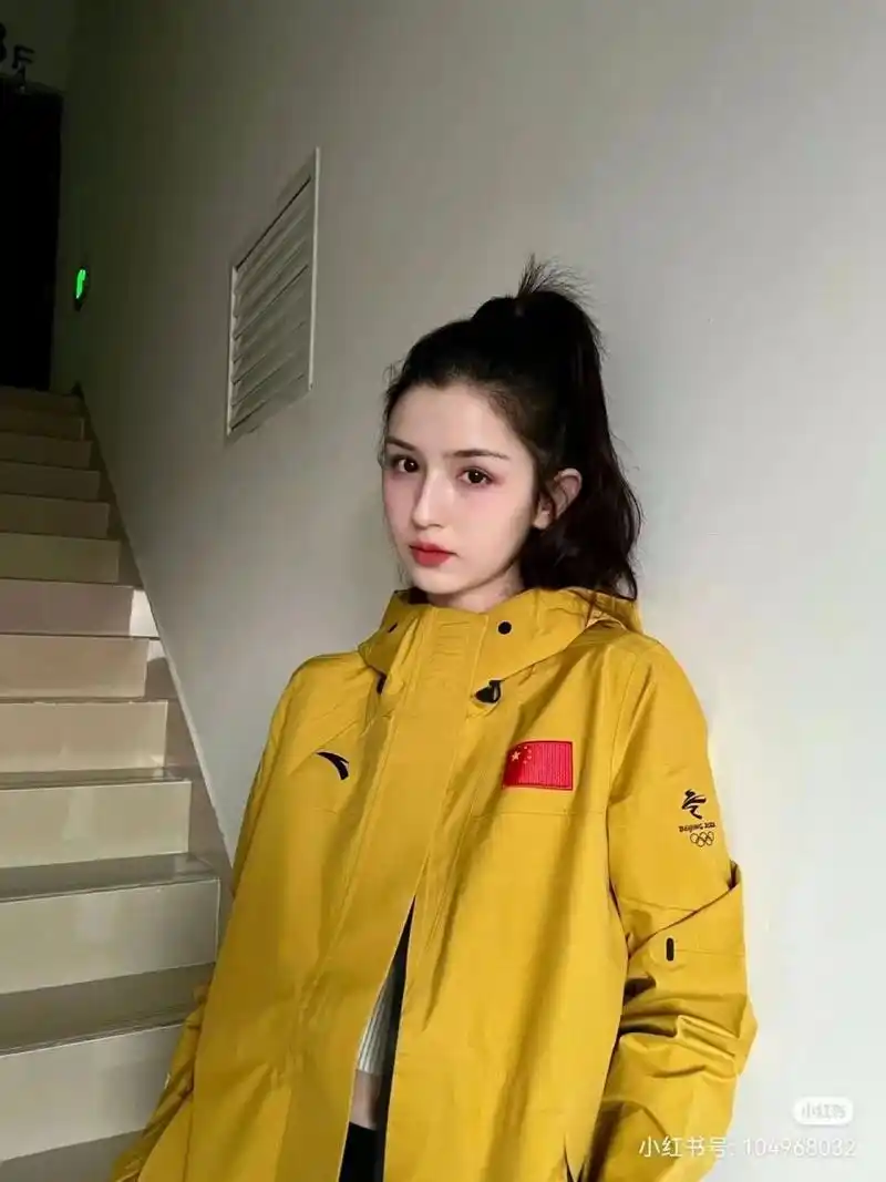 刘昊然抽烟抽得挺凶的,尤其跟女友在一起时,周围经常都是烟雾缭绕.