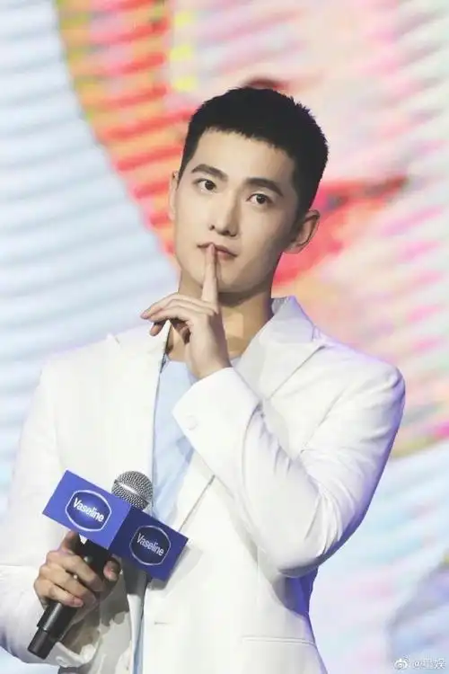 来自杨洋的寸头暴击~据说寸头是检验帅哥的标准,能轻松hold住所有发型