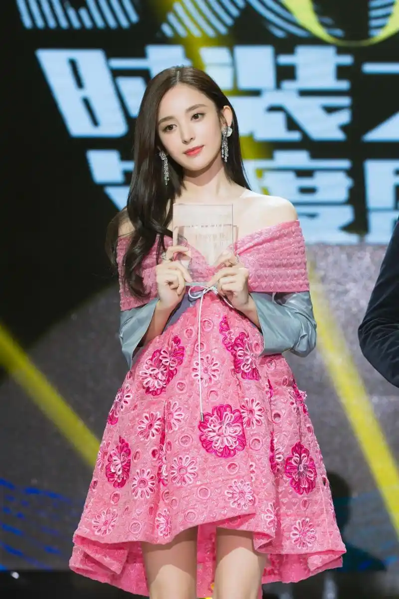 古力娜扎粉色短裙红毯造型图集:明艳秀美,长腿迷人.