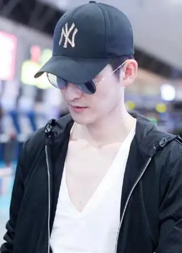 张翰太撩人!穿一件v领短袖大秀身材,一双"筷子腿"令人心疼!