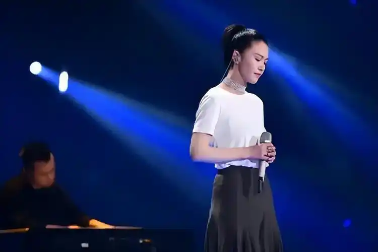 他被称不老男神妻子是著名歌手谭维维今40岁无儿女令人遗憾