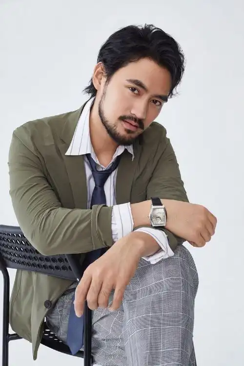 袁弘络腮胡写真出炉35岁褪去小鲜肉面孔画风秒变魅力大叔