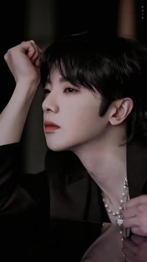 美色长久:华晨宇——清冷的容貌艺术家.