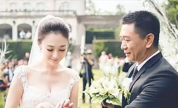 原创47岁李小冉娱乐圈的大号水蜜桃独立反叛的魅力女神