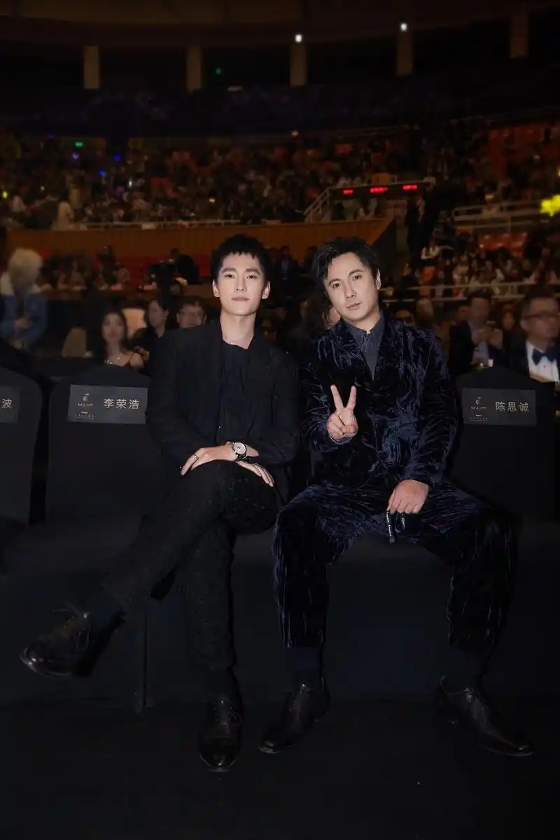 杨洋沈腾军艺校草同框合影 师兄弟花式剪刀手情谊深厚