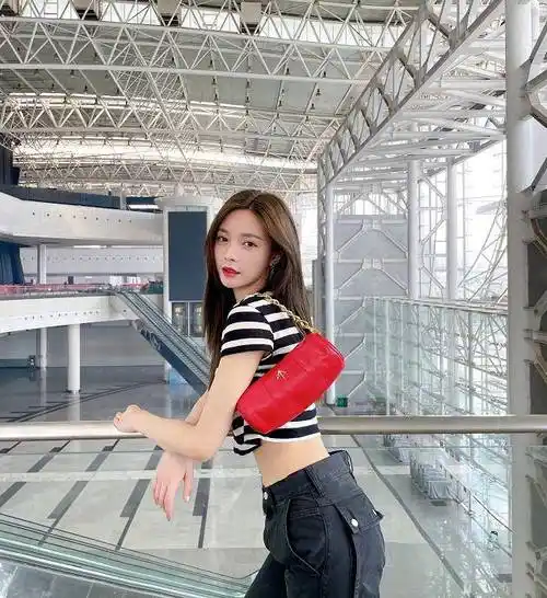 尤其是上衣还是小款的,刚好把肚脐露出来,看到沈梦辰的露腰