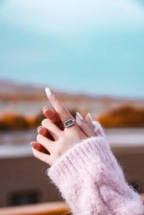 照片拍摄于敦煌山庄的庭院里,一片胡杨林从中,拍的时候,工具人说:"手