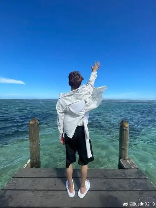 黄明昊出道五周年更博