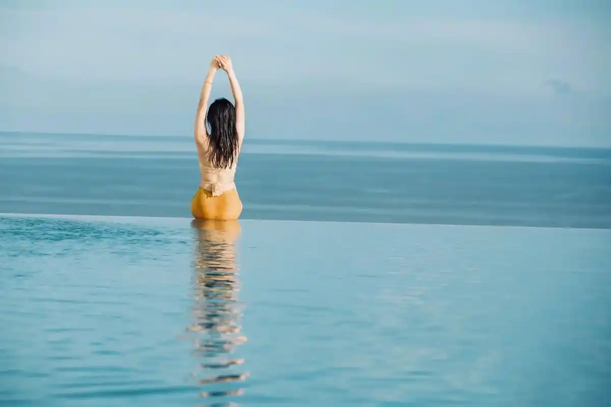 在三亚海棠湾游泳池也太出片了吧!90.#拍照姿势不重样 三亚 - 抖音