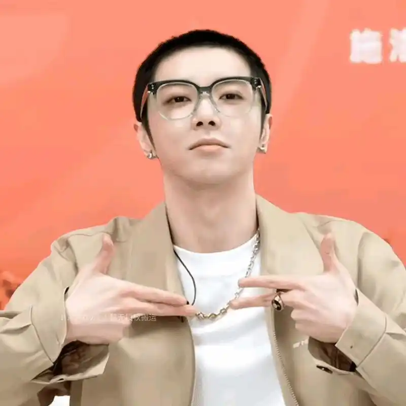 华晨宇最新寸头造型,这样看着还蛮帅的,干净利落,多好