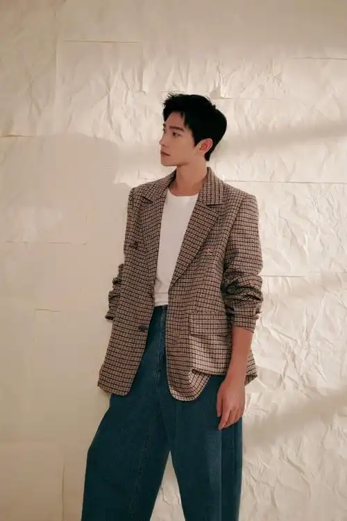 杨洋近期分享两组私服look既简约舒适又展现大男孩的活力阳光