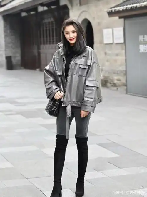 街拍,小姐姐灰色皮衣搭配紧身牛仔裤,黑色过膝靴气场十足