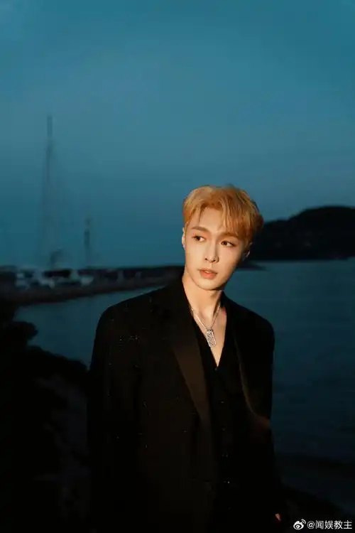 张艺兴ins新自拍