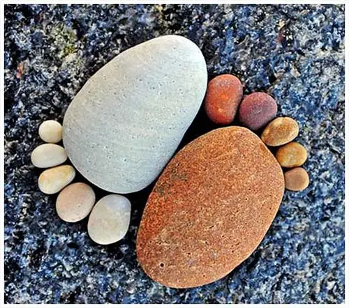 鹅卵石创意拼贴 有趣的鹅卵石脚丫拼贴