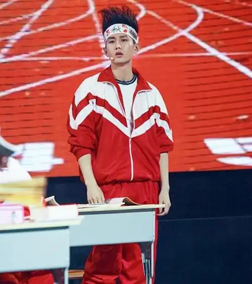 《一年级》成毅首次挑战"凤梨头" 演绎暴力版夏洛