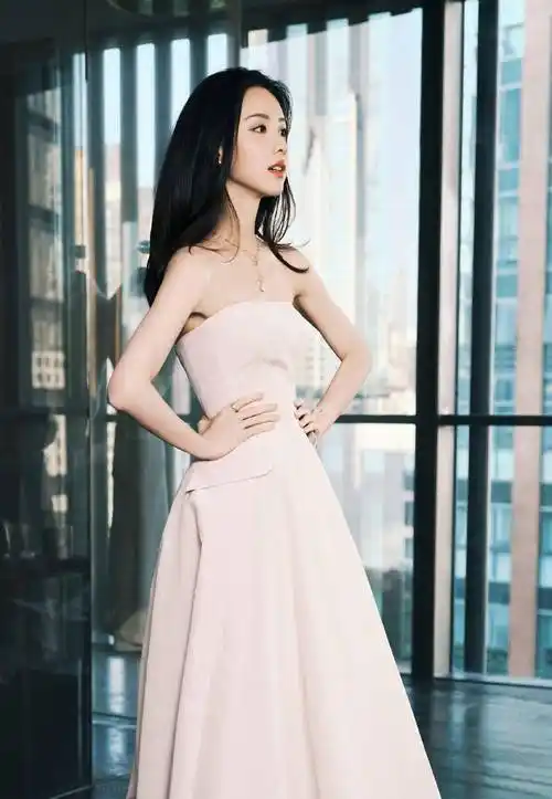 陈都灵不愧是校花,穿抹胸裙上演窈窕淑女,一颦一笑好似港风美人_气质