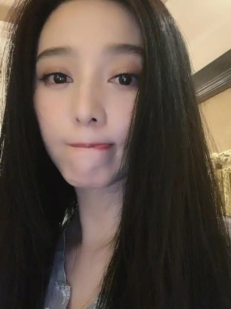 范冰冰近照曝光,对着镜头咬嘴唇样子可爱,被网友喊话期待复出