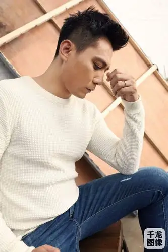 睫毛杀!刘烨暖系文艺写真 man值爆表