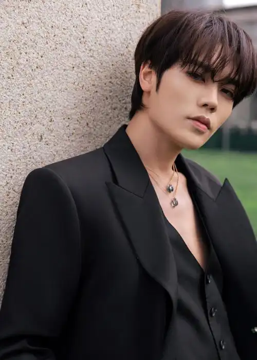 林彦俊纯白西装活动造型##林彦俊黑西装