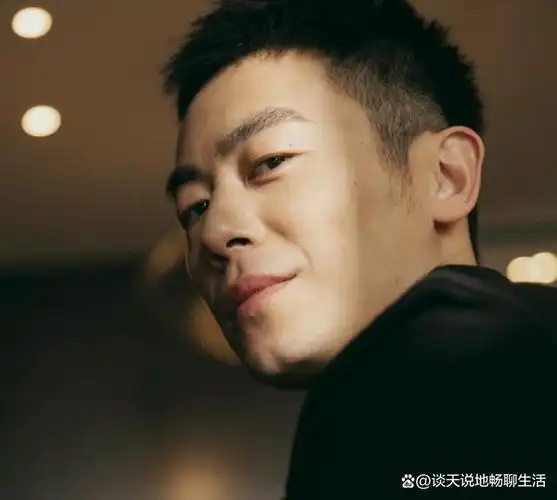 许多人喜欢朱亚文可能是因为他是一位有才华的演员,能够完美地诠释他