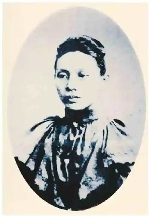 她是中国第一位女留学生不到三岁的时候父母死于霍乱她学成回国筹