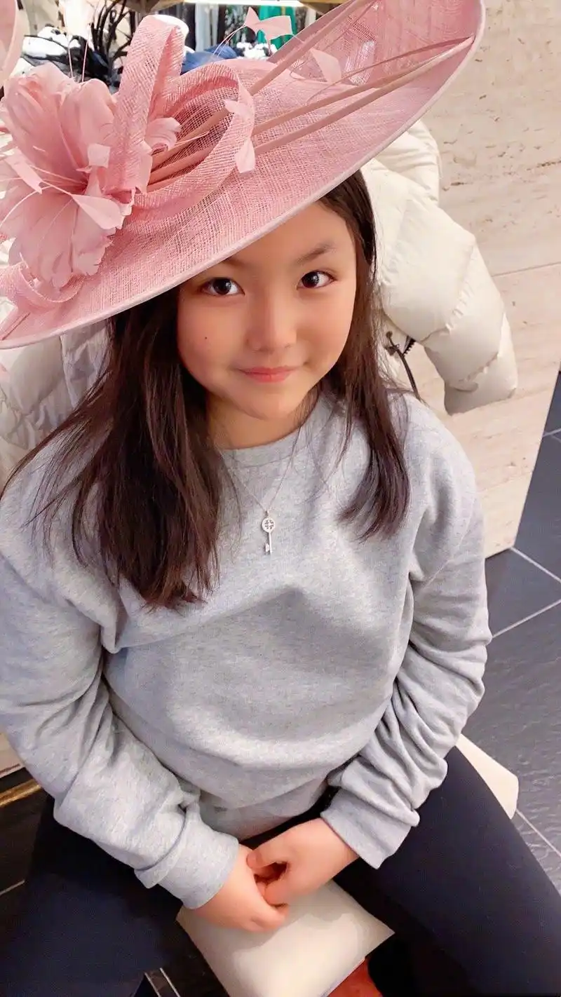 原创11岁王诗龄罕见晒近照挑染发色还戴定制手链五官长开像王岳伦