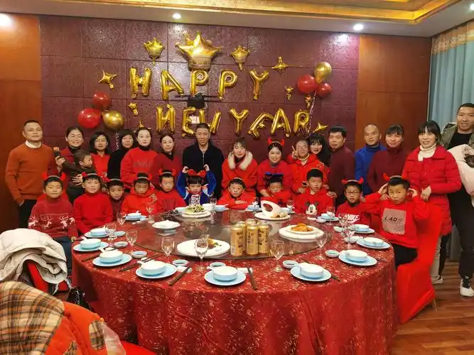 我们终于拍了新年第一张合照.这合照可以用一个字形容,喜气洋洋