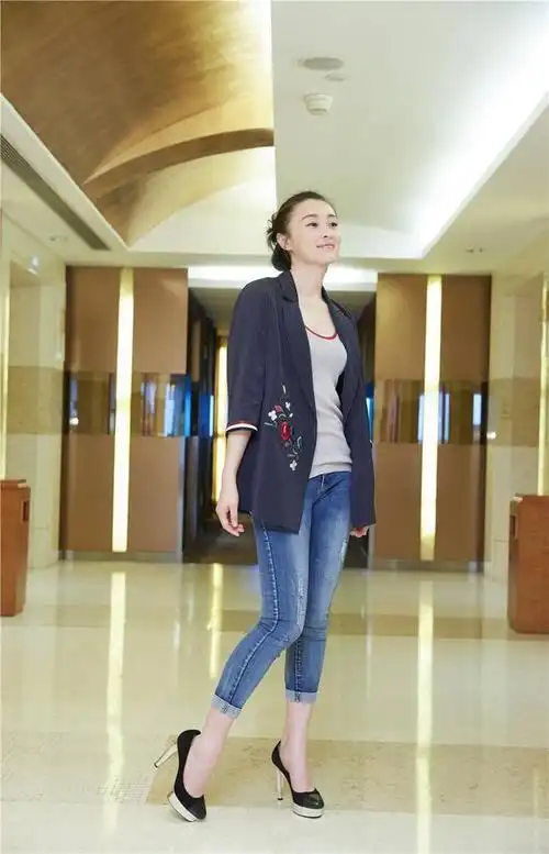 剧中饰演王俊凯妈妈,穿娃娃领上衣配蕾丝黑纱裙,43岁优雅大气|吴越