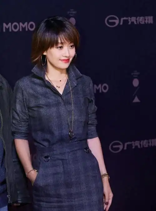 马伊琍终于换发型,"一刀切"配抹胸裙,奔五年纪轻松嫩回25岁|长裙|短发