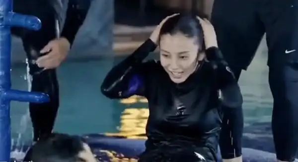 参加综艺节目《奔跑吧,兄弟》中,她与李晨都手握单杠,角逐谁被推下水