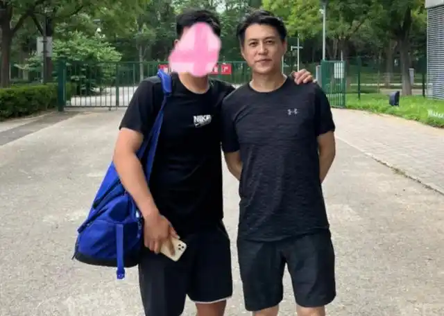 近日,知名演员靳东私下打完球被网友偶遇,网友也是上前要了合照,并将