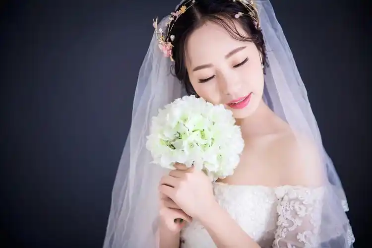 鲜花美女婚纱照新娘5k壁纸