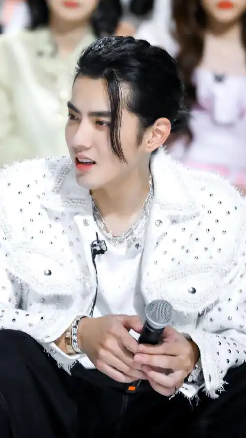 吴亦凡身着嵌珠外套现身创造营,华丽中不失利落,时髦中不失态度