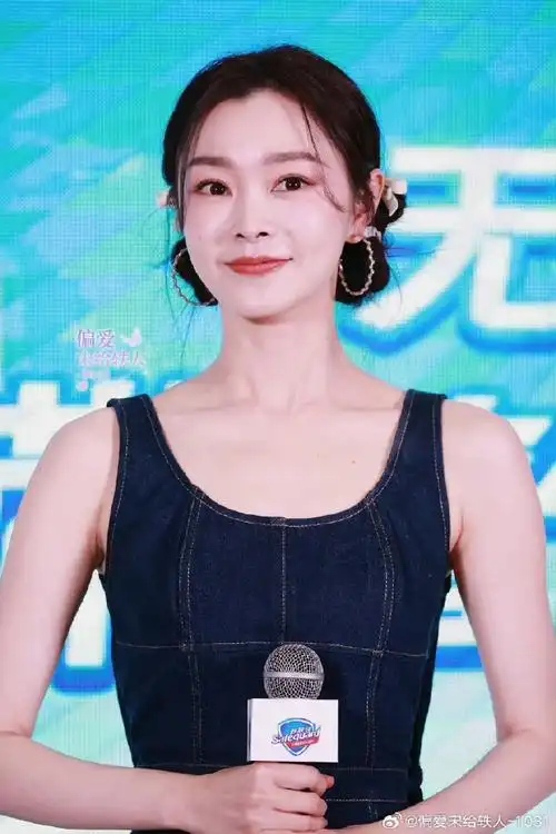 宋轶牛仔长裙造型##宋轶当演员克服了全家阻碍