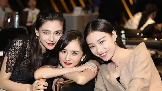 合照杀手杨幂,注意她的拍照姿势?难怪从小到大都是c位!