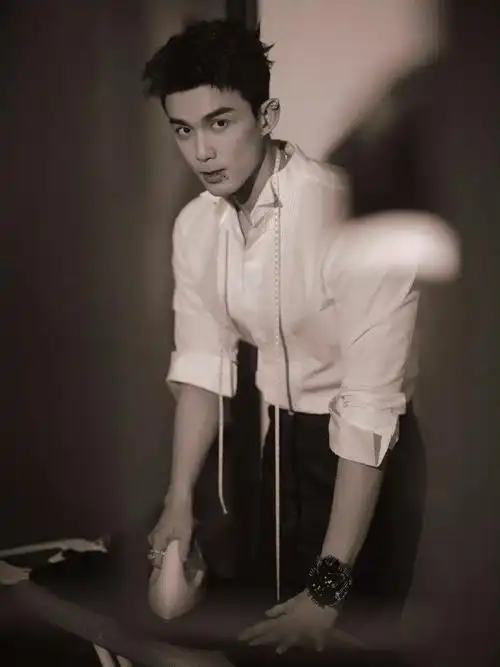 吴磊在#微博之夜#红毯上呈现出双重惊喜.