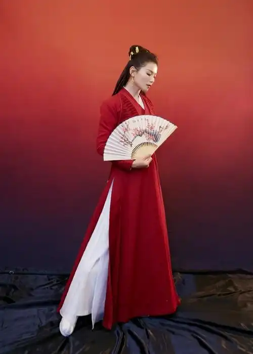 刘涛手持折扇 古装造型英姿飒爽