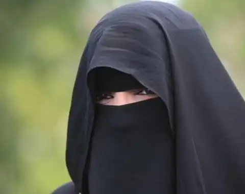 河南现黑衣蒙面女逛街买鞋子引围观