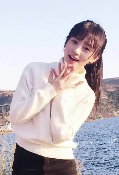 鞠婧祎十年前的旧照