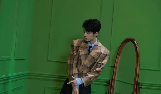 肖战工作花絮照太帅了穿短款格子外套搭直筒裤复古又时尚