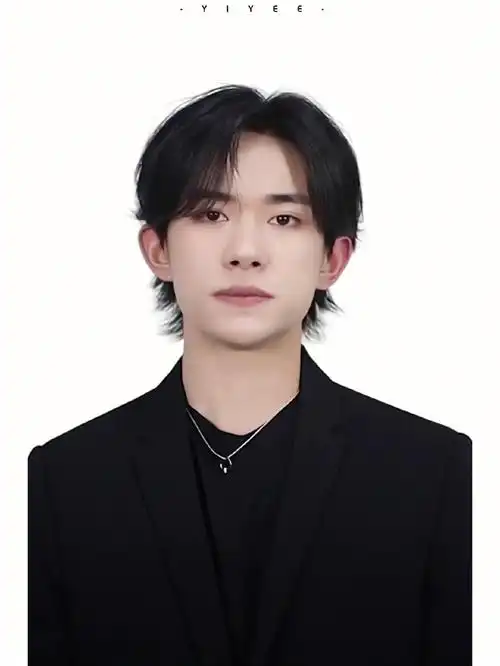 易烊千玺狼尾发型证件照