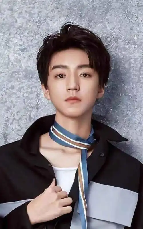 王源这张的呢,锁骨比较无处,显得整个人有些瘦削,但是更有成熟坚硬