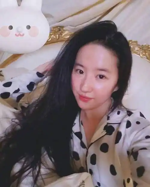 34岁刘亦菲晒美照,素颜露面皮肤白嫩,长发及腰气质似大学生_网友_照片