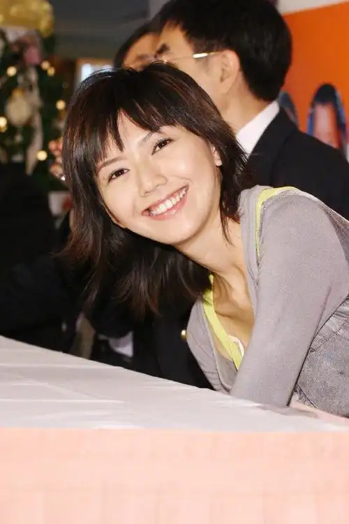 回顾歌手孙燕姿嫁普通丈夫婚后连生二胎一家四口其乐融融