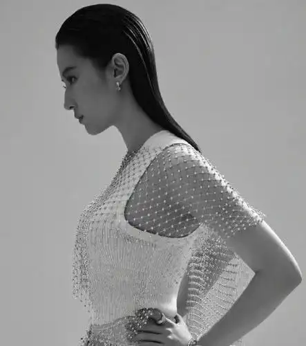 刘亦菲终于换发型!掀起刘海大背头,新发型配多套造型太高冷了