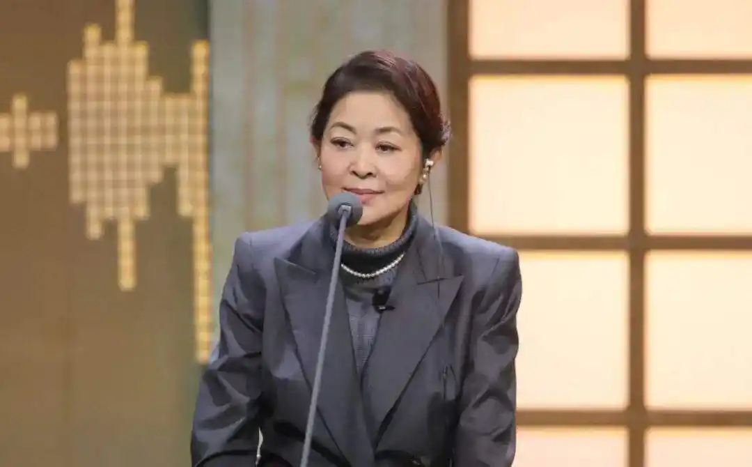 60岁倪萍亮相活动颜值回春瘦身成功的她撞脸赵忠祥